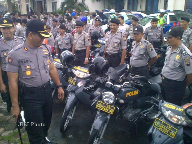 Kapolres Klaten, AKBP Y. Ragil Heru S, memeriksa kondisi kendaraan anak buahnya seusai Apel Gelar Pasukan Operasi Lilin Candi 2012, Jumat (21/12/2012). (Ivan Andimuhtarom/JIBI/SOLOPOS)