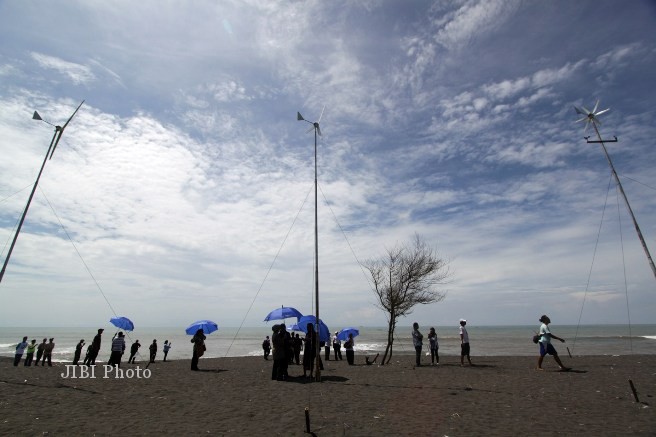 Lomba kincir angin gelaran Kemenristek di Pantai Baru, Poncosari, Srandakan, Bantul.