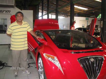 Danet Suryatama dan mobil Tucuxi karyanya (JIBI/Harian Jogja/dok)
