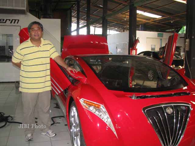 Danet Suryatama dan mobil Tucuxi karyanya (JIBI/Harian Jogja/dok)