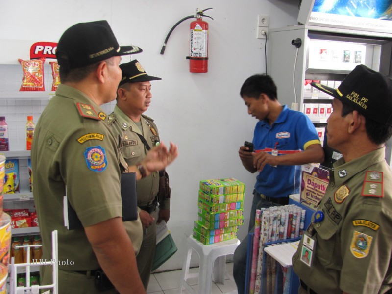 Penertiban toko modern di Klaten, Kamis (3/1/2013). (Moh Khodiq Duhri/JIBI/SOLOPOS)