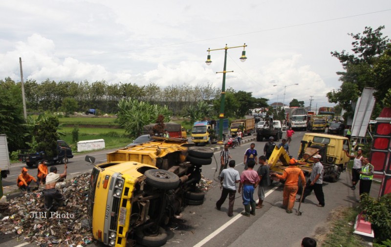 truk sampah terguling di Jl Solo-Jogja, Rabu (9/1/2013). (Moh Khodiq Duhri/JIBI/SOLOPOS)