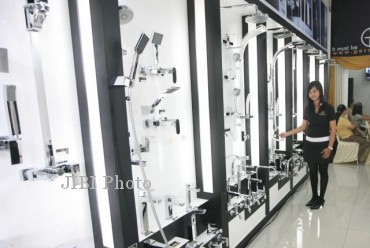 Seorang pramuniaga menunjukkan aneka produk sanitasi di Toko Germany Brilliant di Jl Veteran 84 Solo. (JIBI/SOLOPOS/Sunaryo Haryo Bayu)