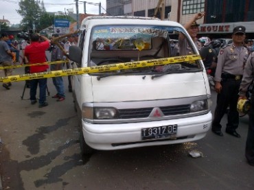 Mobil peserta aksi damai Aliansi Metro yang dipecah anggota Partai Nasdem, Rabu (16/1/2013). (dtc)