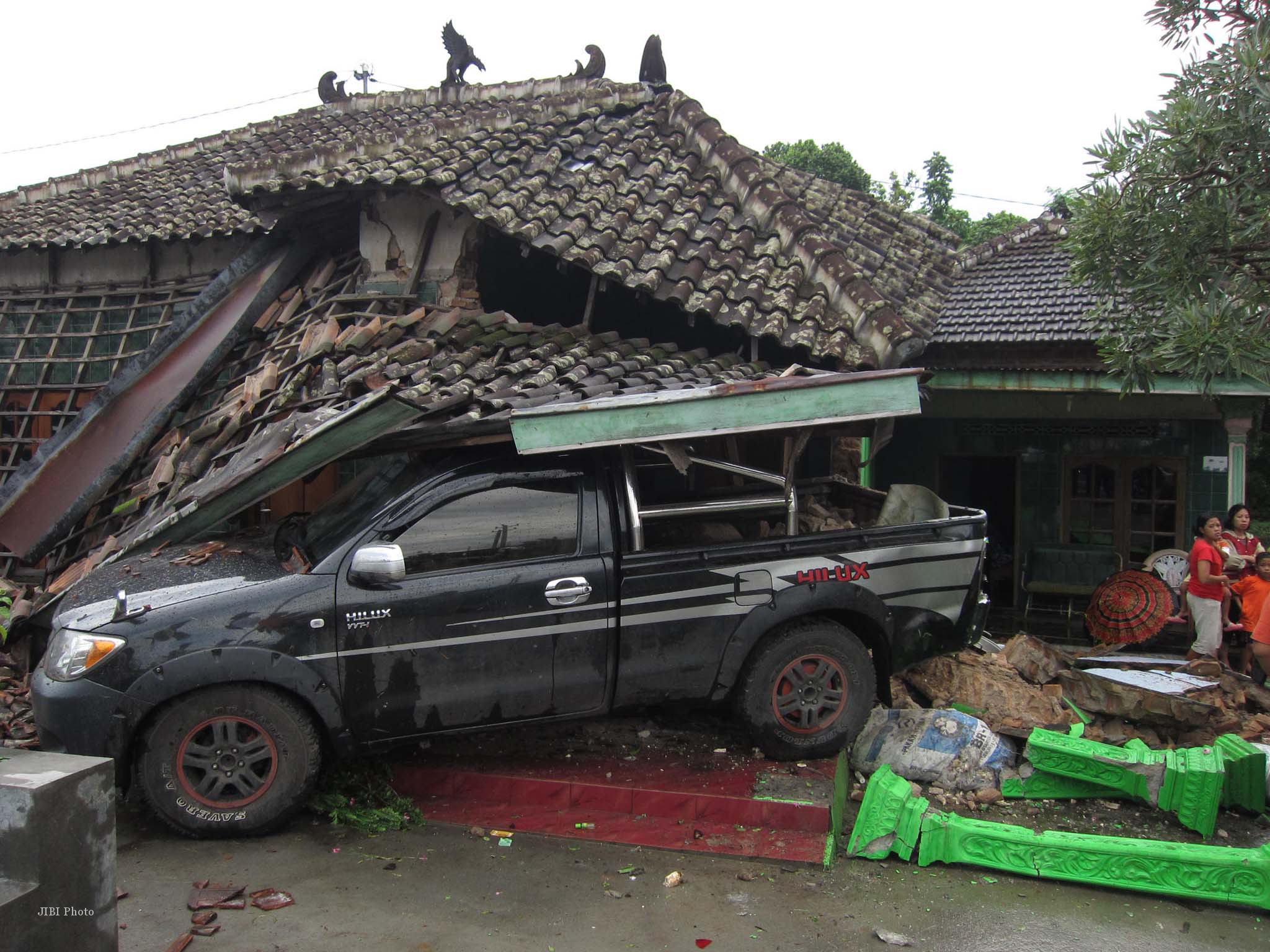Diduga Selip Mobil Pikap Tabrak Rumah