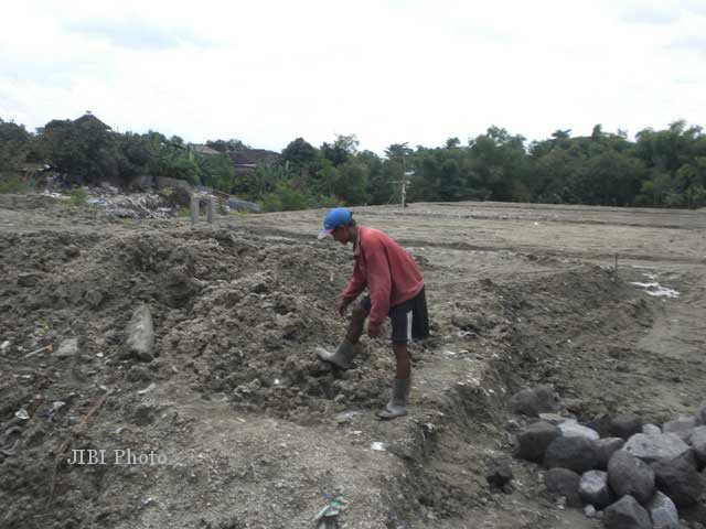 Salah seorang pekerja membereskan tanah uruk di kompleks perumnas Palur, Ngringo, Jaten, Karanganyar. Foto diambil pada Senin (28/1/2013). (JIBI/SOLOPOS/Iskandar)