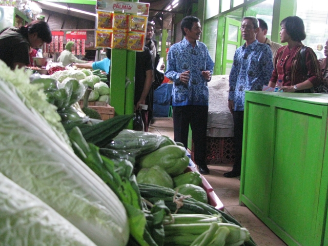 Petugas Dinas Pasar Sleman meninjau Pasar Pakem, Kamis (17/1/2013). (JIBI/Harian Jogja/Garth Antaqona)