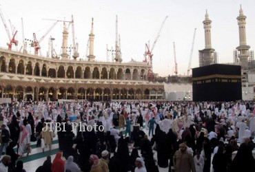 Derek-derek yang dipergunakan dalam proyek perluasan Masjidil Haram terlihat melatarbelakangi jemaah umrah yang sedang beraktivitas di sekitar Kakbah, belum lama ini. Perluasan dilakukan untuk meningkatkan daya tampung terhadap jemaah yang selalu bertambah dari tahun ke tahun. (JIBI/SOLOPOS/Reuters)