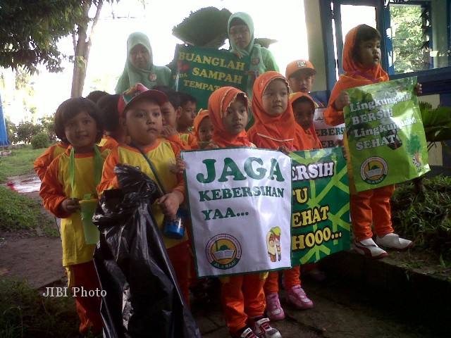 Siswa kelompok bermain (KB) dan taman kanak-kanak (TK) Al A'raaf, Gentan, Baki, Sukoharjo, merayakan Hari Lingkungan Hidup Nasional di kawasan citywalk, Solo, Kamis (10/1/2013). (Nenden Sekar Arum N/JIBI/SOLOPOS)