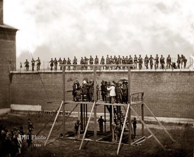 Pelaksanaan hukuman mati terhadap Mary Surratt, Lewis Powell, David Herold, dan George Atzerodt. (thinkorthwim.com)