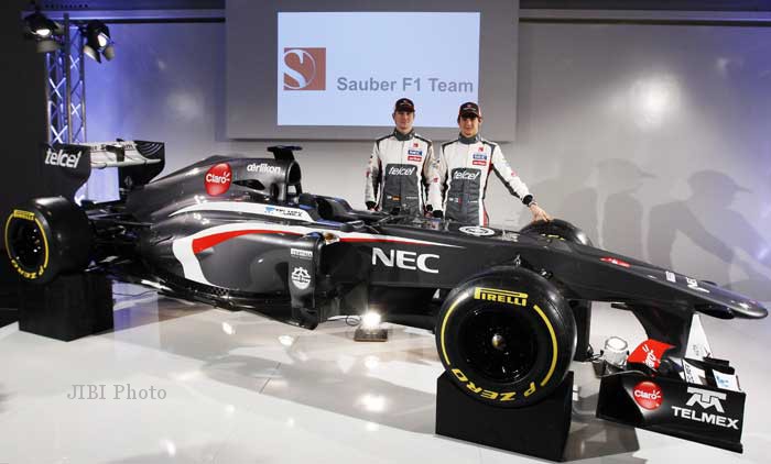 Pembalap tim Sauber F1, Nico Hulkenberg (kiri) dari Jerman dan Esteban Gutierrez dari Meksiko berpose bersama mobil balap baru mereka, C32-Ferrari Formula One di markas tim di Hinwil, timur Zurich, Swiss, Sabtu (2/3/2013). (JIBI/SOLOPOS/Reuters)