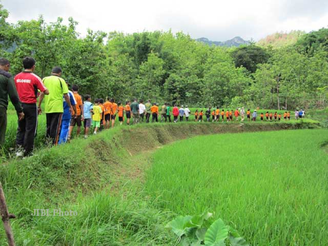 Pengunjung harus melintasi jalan setapak untuk mencapai air terjun bertingkat sembilan di Dusun Melati, Desa Keloran, Selogiri, Wonogiri. Namun perjalanan sejauh sekitar 1 km untuk mencapai air terjun itu akan disejukkan dengan pemandangan persawahan dan udara yang segar. (JIBI/SOLOPOS/Ayu Abriyani KP)