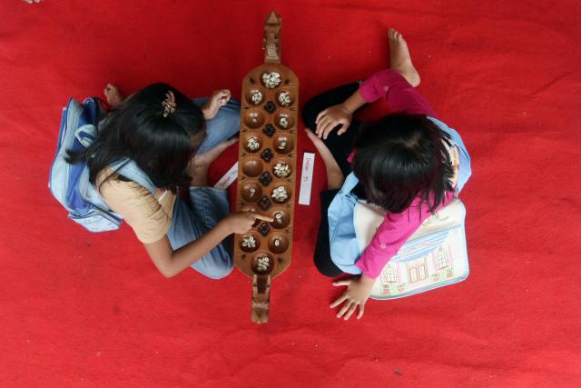 251112-Harian Jogja-Lomba Permaianan Tradisional Jawa-04