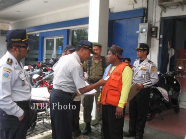 Petugas UPT Perparkiran Dishubinfokom Sukoharjo sedang mendata seorang juru parkir dalam operasi penertiban dan pembinaan yang dilaksanakan pada Rabu (27/2/2013). (JIBI/SOLOPOS/Trianto Hery Suryono)