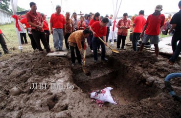 Walikota Solo FX Hadi Rudyatmo bersama Direktur Utama (Dirut) PT Catur Putra Jati, Edijanto Joesoef mengubur kepala kerbau pada acara ground breaking sebagai tanda dimulainya pembangunan hotel di kawasan eks Faroka Solo, Rabu (20/2/2013). Hotel akan dibangun 27 lantai dengan ketinggian 124 meter dan menempati lahan 12.156 meter persegi. (JIBI/SOLOPOS/Burhan Aris Nugraha)