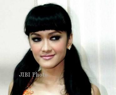 Julia Perez on Perintah Eksekusi   Julia Perez Kasus Julia Perez Dan Dewi Perssik