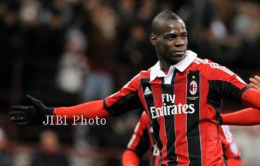 AC Milan's Mario Balotelli celebrates after scoring against Udinese during their Italian Serie A soccer match at the San Siro stadium in Milan February 3, 2013. REUTERS/Giorgio Perottino (ITALY - Tags: SPORT SOCCER)