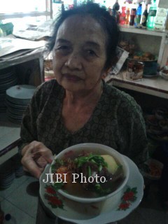 Bu Ugi, pemilik Warung Bu Ugi di Jl Lawu Tawangmangu, menunjukkan menu Sop Iga Sapi andalannya, Selasa (19/2/2013). Satu porsi Sop Iga dan Sop Buntut dihargai Rp17.000. (Kurniawan/JIBI/SOLOPOS)