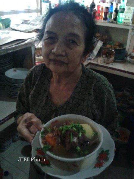 Bu Ugi, pemilik Warung Bu Ugi di Jl Lawu Tawangmangu, menunjukkan menu Sop Iga Sapi andalannya, Selasa (19/2/2013). Satu porsi Sop Iga dan Sop Buntut dihargai Rp17.000. (Kurniawan/JIBI/SOLOPOS)
