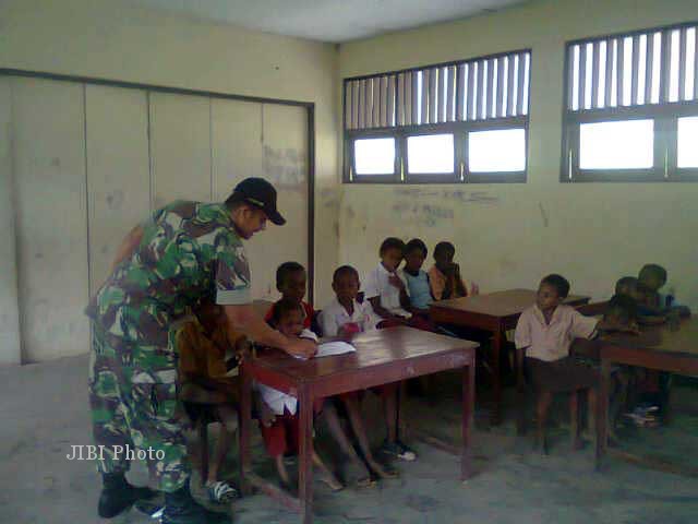 Seorang personel Yonif 408/Suhbrastha tengah mengajar anak-anak di sebuah sekolah di Papua, sebagai salah satu tugas pengabdian masyarakat di samping melaksanakan tugas utama melakukan pengamanan perbatasan Indonesia-Papua Nugini. (yonif-408-suhbrastha.blogspot.com)