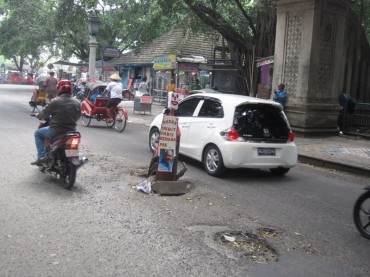 Kondisi jalan rusak di Gladak, Jumat (8/3/2013). (JIBI/SOLOPOS/Muhammad Khamdi)