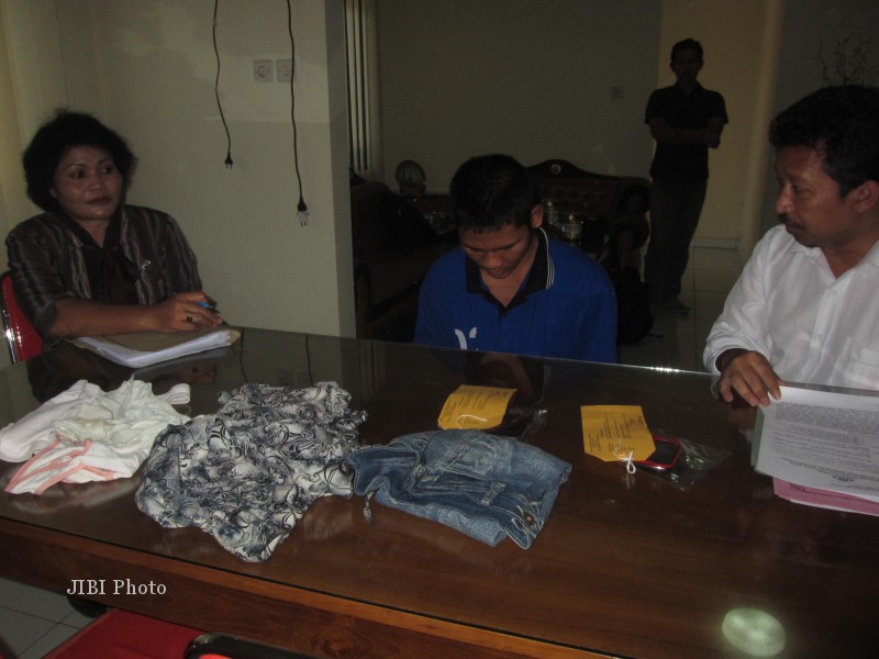 tersangka pencabulan (tengah) saat diperiksa petugas polres Boyolali, Selasa (26/3/2013). (JIBI/SOLOPOS/Septhia Ryanthie)