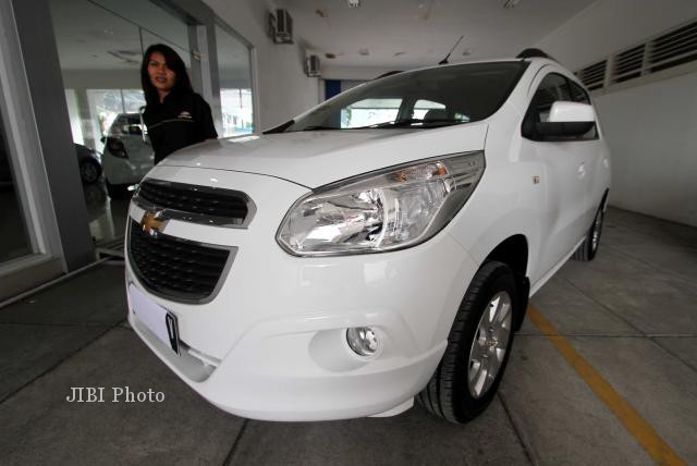 Staf dealer berpose disamping mobil terbaru Chevrolet Spin di dealer Chevrolet Jalan Ahmad Yani Pabelan, Kartasura, Sukoharjo, Kamis (7/3/2013). Mobil keluarga tersebut berkapasitas penumpang tujuh orang dengan type LS, LT dan LTZ. (Burhan Aris Nugraha/JIBI/SOLOPOS)