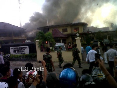 Warga menyaksikan terbakarnya Mapolres OKU setelah serangan oknum TNI AD, di Kota Baturaja Kabupaten Ogan Komering Ulu, Sumsel, Kamis (7/3/2013). Sejumlah anggota polisi terluka akibat serangan yang terjadi sekitar pukul 08.00 WIB. (JIBI/SOLOPOS/Antara).
