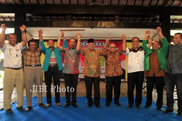Calon Gubernur (Cagub) Jawa Tengah, Hadi Prabowo (empat dari kiri) didampingi Panglima Mega Bintang Mudrick Sangidoe (lima dari kiri) serta beberapa pimpinan partai yang mendukung Hadi Prabowo antara lain Partai Hanura, Partai Gerindra, PKS dan PPP saat deklarasi di Joglo Sriwedari di Jalan Slamet Riyadi, Solo, Minggu (24/3/2013). Calon Gubernur (Cagub) Jawa Tengah, Hadi Prabowo akan berpasangan dengan Calon Wakil Gubernur (Cawagub) Don Murdono dalam Pemilihan Gubernur (Pilgub)Jateng 2013. (JIBI/SOLOPOS/Maulana Surya)
