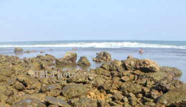 Batu-batu berserakan di Pantai Waru . Foto diambil Juni 2011. (Dok/JIBI/SOLOPOS)