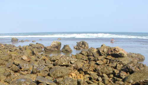 Batu-batu berserakan di Pantai Waru . Foto diambil Juni 2011. (Dok/JIBI/SOLOPOS)
