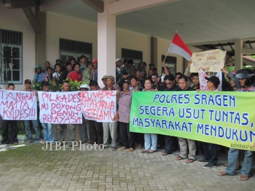 Warga demo hasil Pilkades Mojogedong, Sabtu (16/3/2013). (Sri Sumi/JIBI/SOLOPOS)