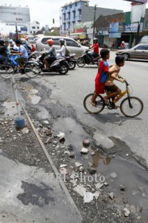 Kerusakan jalan terlihat di wilayah perempatan Kartasura. Kerusakan ini membuat pengguna jalan harus memelankan kendaraan jika melintas, yang membuat persimpangan ini bertambah macet. (JIBI/SOLOPOS/Maulana Surya)