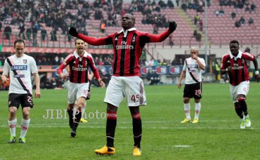 Striker AC Milan, Mario Balotelli, melakukan selebrasi seusai menjebol gawang Palermo dari titik penalti pada babak pertama lanjutan Liga Italia di Giuseppe Meazza, Milan, Minggu (17/3/2013) malam WIB. JIBI/SOLOPOS/Reuters