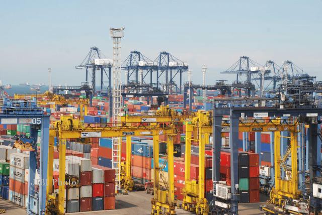 Suasana pelabuhan peti kemas di Tanjung Priok, Jakarta.
(JIBI/Bisnis Indonesia/Alby Albahi)