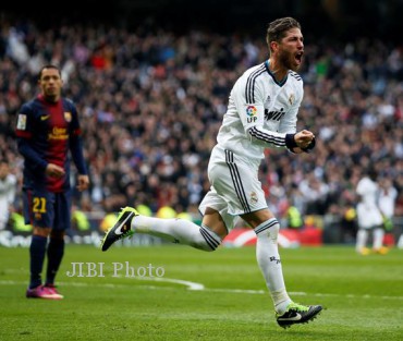 Bek Real Madrid, Sergio Ramos, meluapkan kegembiraannya setelah mencetak gol yang membawa timnya mengungguli Barcelona 2-1 pada lanjutan Liga Spanyol di Santiago Bernabeu, Sabtu (2/3/2013) malam WIB. JIBI/SOLOPOS/Reuters