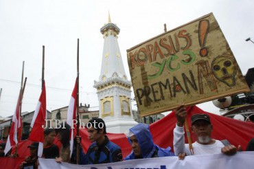 Massa yang tergabung dalam Pemuda Yogyakarta Anti Premanisme menggelar aksi unjukrasa untuk menentang segala bentuk premanisme di perempatan Tugu Pal Putih, Yogyakarta, Minggu (07/04/2013). Aksi ini juga sebagai wujud terimakasih secara langsung atau tidak langsung atas tindakan Kopassus yang telah membuat Yogyakarta bersih dari kekuasaan preman. Dalam aksi unjuk rasa tersebut juga dilaksanakan penggalangan dana untuk keluarga Serka Heru Santoso dan Sertu Sriyono. (JIBI/Harian Jogja/Desi Suryanto)