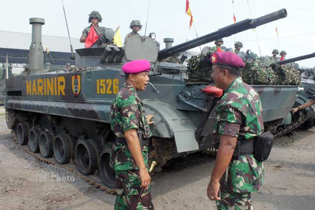 Tank amfibi BMP3-F buatan Rusia yang menjadi salah satu kendaraan tempur andalan Korps Marinir TNI AL yang juga ambil bagian dalam latgab TNI 2013. (JIBI/SOLOPOS/Reuters)