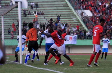 Pemain Persis Solo Onana berlari ke arah Pasoepati setelah berhasil mencetak gol ke gawang Persires Banjarnegara pada pertandingan Divisi Utama LPIS di Stadion Manahan, Solo, Rabu (17/4/2013). Persis Solo berhasil meraih poin penuh setelah menang dengan skor 2-1. (JIBI/SOLOPOS/Burhan Aris Nugraha)