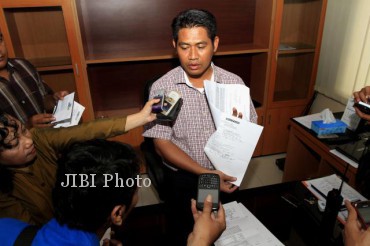Kasatreskrim Polresta Solo, Kompol Rudi Hartono menunjukkan surat kuasa Anthon Wahjupramono, S.H., M.Hum. saat gelar perkara kasus ancaman pembunuhan terhadap bos perusahan Sri Rejeki Isman (Sritex) H. Muh. Lukminto di Mapolresta Solo, Kamis, (18/4/2013). (JIBI/SOLOPOS/Maulana Surya)