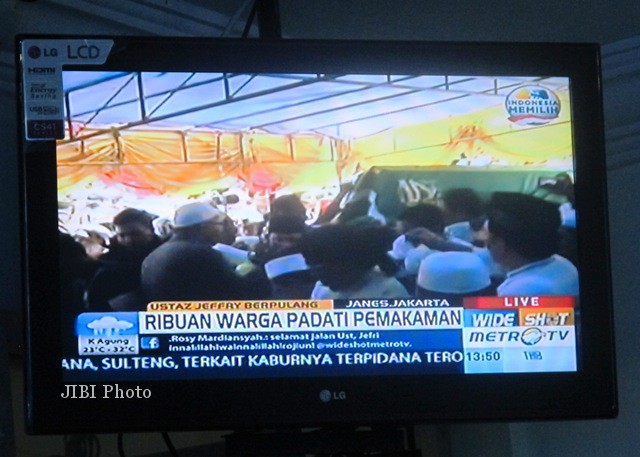 Situasi pemakaman Ustad Uje di Karet Bivak yang disiarkan live di Metrotv, Jumat (26/4/2013). (JIBI/SOLOPOS/Is Ariyanto)