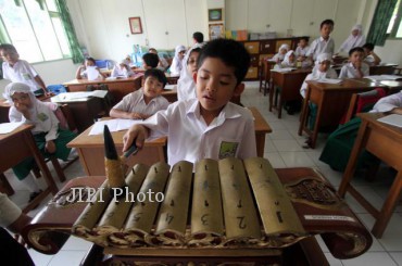 300413_SOLO_MENGENAL GAMELAN_BUR1