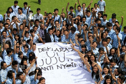 Siswa SMA St Yosef, Solo mengikuti deklarasi Ujian Nasional (UN) Jujur Anti-Menyontek di halaman sekolah setempat, Solo, Jumat (12/4/2013). Kegiatan itu untuk menumbuhkan sikap jujur dan meningkatkan percaya diri siswa dalam menghadapi Ujian Nasional. (Maulana/JIBI/SOLOPOS)
