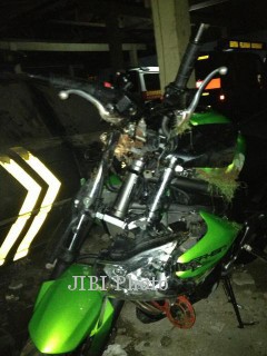 Sepeda motor Uje yang mengalami kecelakaan, Jumat (26/4/2013). (Twitter/@TMCPoldametro)