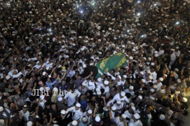 Ribuan warga mengusung jenazah alm. Ustad Jefry Al Buchori (Uje) seusai dishalatkan di Mesjid Istiqlal, Jakarta, Jumat (26/4/2013). Ustad Jefry Al Buchori meninggal diunia pada usia 40 tahun akibat kecelakaan motor. (JIBI/SOLOPOS/AntaraZabur Karuru)