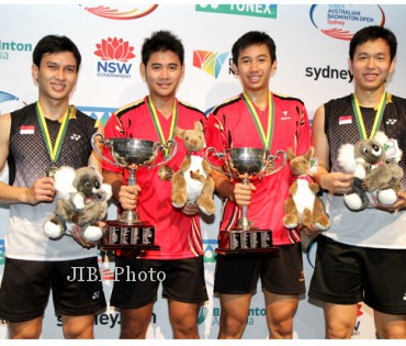 Pasangan ganda putra Indonesia, Angga Pratama/Rian Agung Saputra (berkostum merah), berpose dengan trofi juara Australia Grand Prix Gold di Sydney, Minggu (7/4/2013). Angga/Rian tampil sebagai juara setelah menaklukan rekan senegaranya, pasangan Muhammad Ahsan/Hendra Setiawan. Badmintonindonesia.org