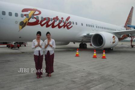 JIBI/Bisnis/Alby Albahi
Dua pramugari Batik Air berfoto bersama saat peluncurannya di Terminal 3 Bandara Soekarno-hatta, Cengkareng, Kamis(25/4/2013). Batik Air maskapai terbaru milik PT Lion Mentari Airlines (Lion Air) dengan jenis pesawat Boeing 737-900 ER dan 787 Dreamliner berkonsep full services yang menggarap pasar non-LCC (Low-Cost Carrier).