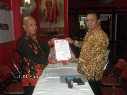 Margito (kanan) saat mendaftarkan diri maju cawabup Karanganyar melalui PDIP, Jumat (19/5/2013). (JIBI/SOLOPOS/Bony Eko Wicaksono)