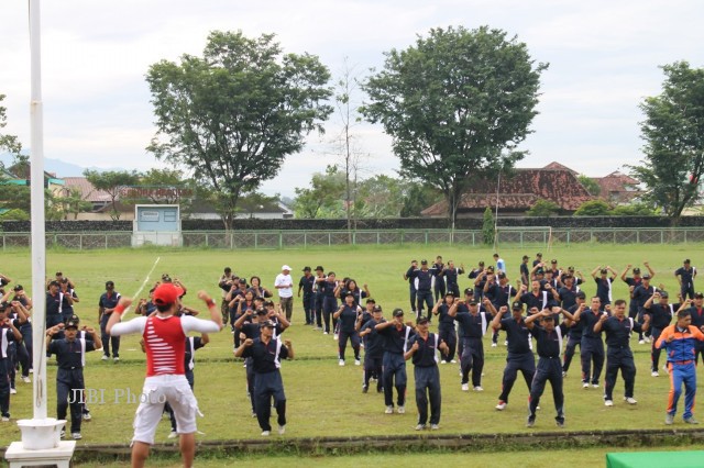Seorang instruktur senam memimpin senam yang diikuti pegawai Pemkab Sukoharjo, anggota Kodim 0726/Sukoharjo, anggota Polres Sukoharjo dan wartawan Sukoharjo di Stadion Jombor, Kecamatan Bendosari, Sukoharjo, Jumat (19/4/2013). (Trianto Hery Suryono/JIBI/SOLOPOS)