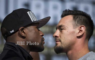 Juara dunia kelas welter WBC, Floyd Mayweather Jr (kiri)  berhadapan dengan penantangnya, Robert Guerrero, saat konferensi pers menjelang pertarungan mereka di MGM Grand Hotel & Casino, Las Vegas, Nevada, AS, Rabu (1/5/2013). (JIBI/SOLOPOS/Reuters)